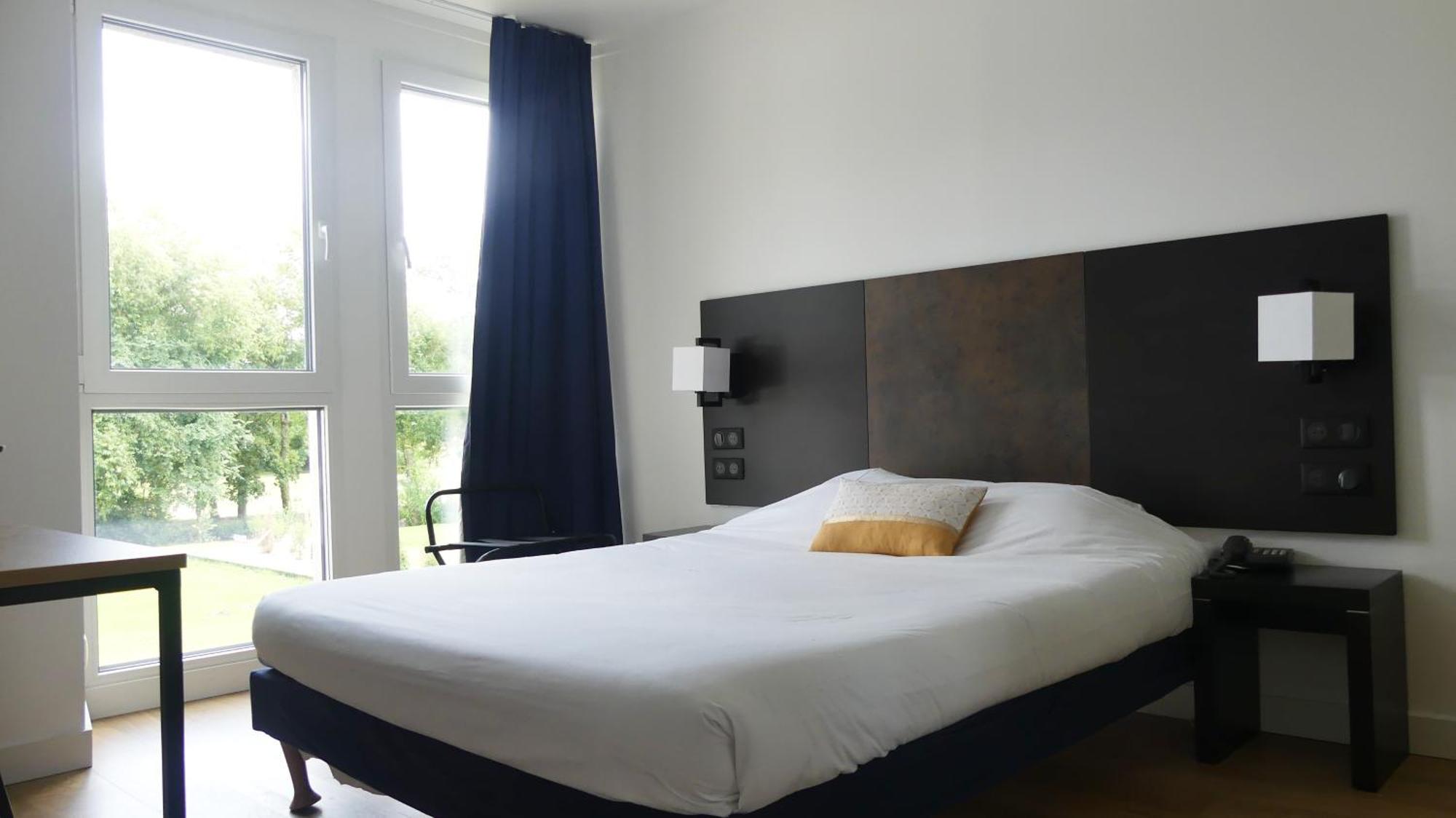 Hotel Abbaye Du Golf De Lesigny Bagian luar foto