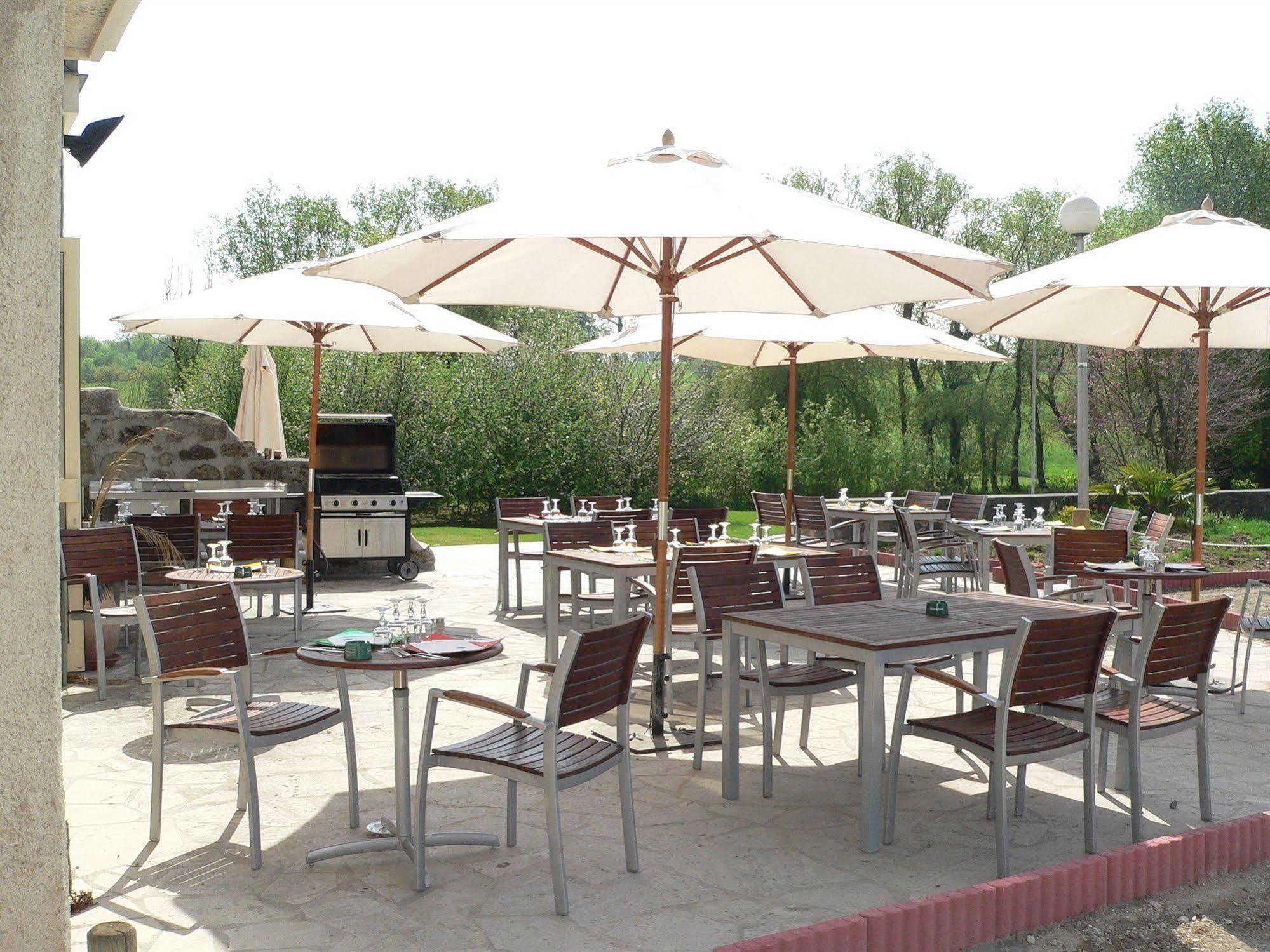 Hotel Abbaye Du Golf De Lesigny Bagian luar foto